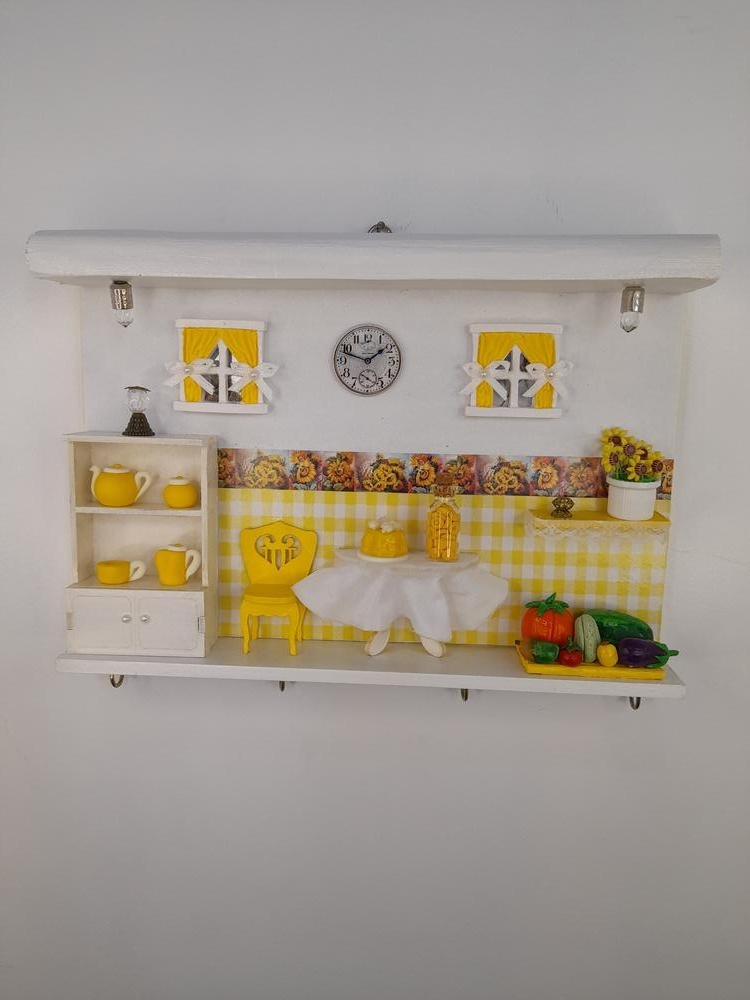 Porta Chave de Madeira Branco e Amarelo com Miniatura