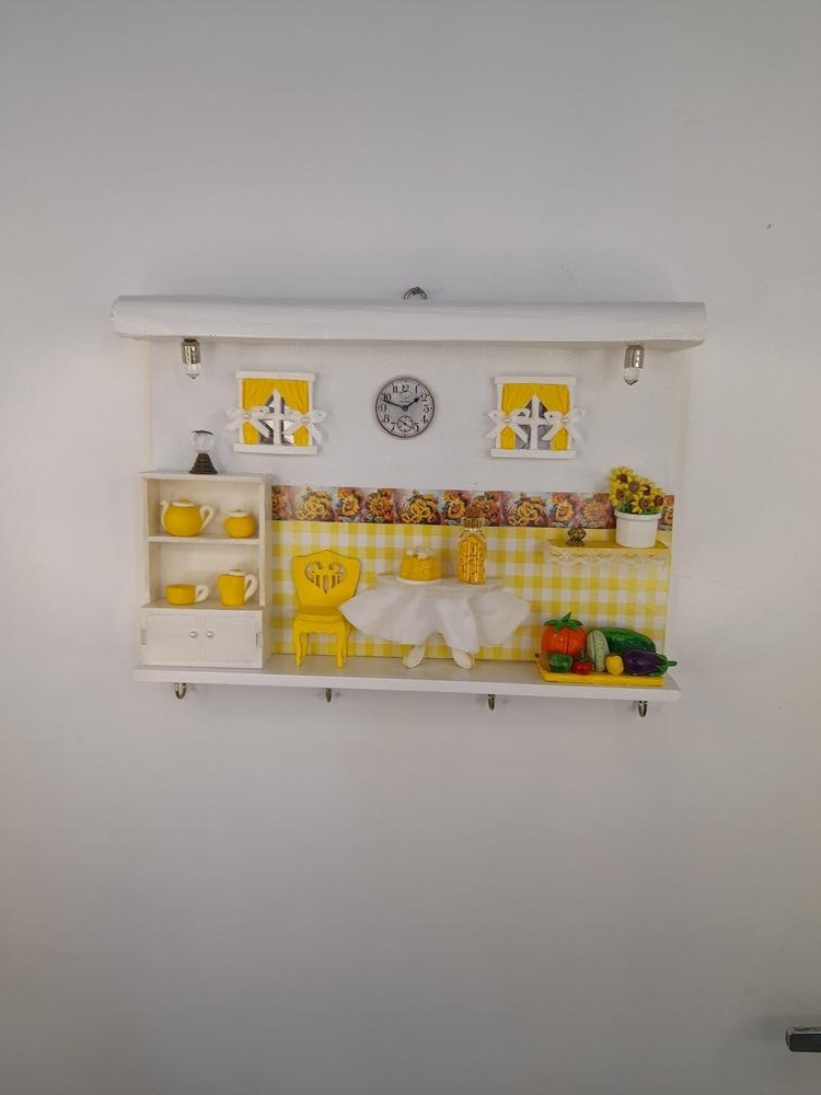 Porta Chave de Madeira Branco e Amarelo com Miniatura