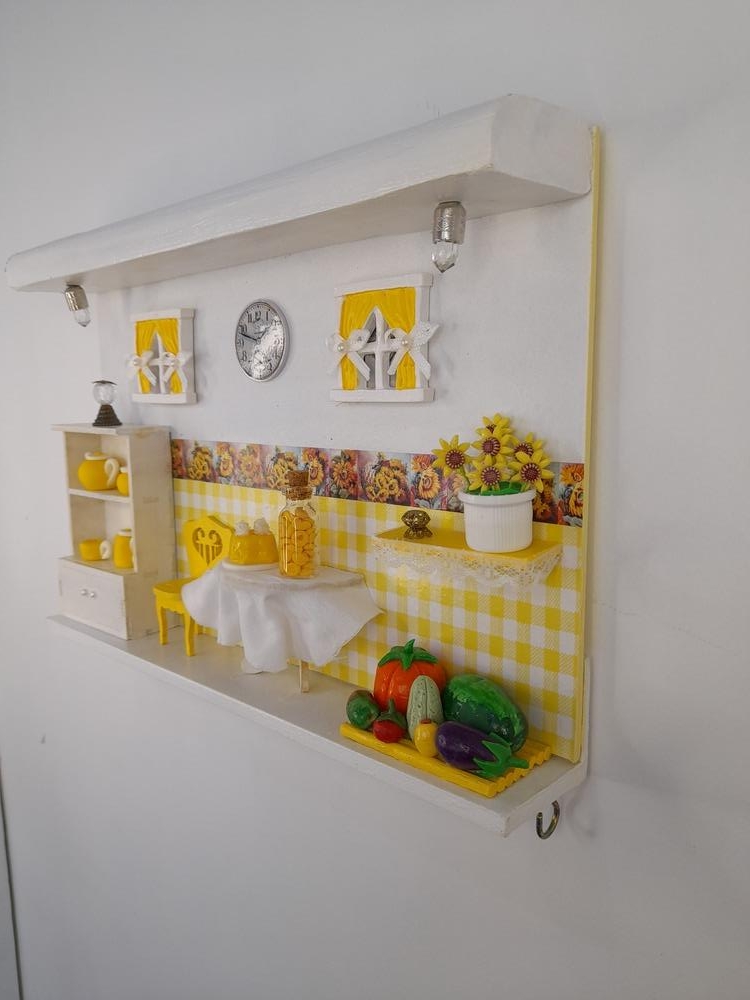 Porta Chave de Madeira Branco e Amarelo com Miniatura