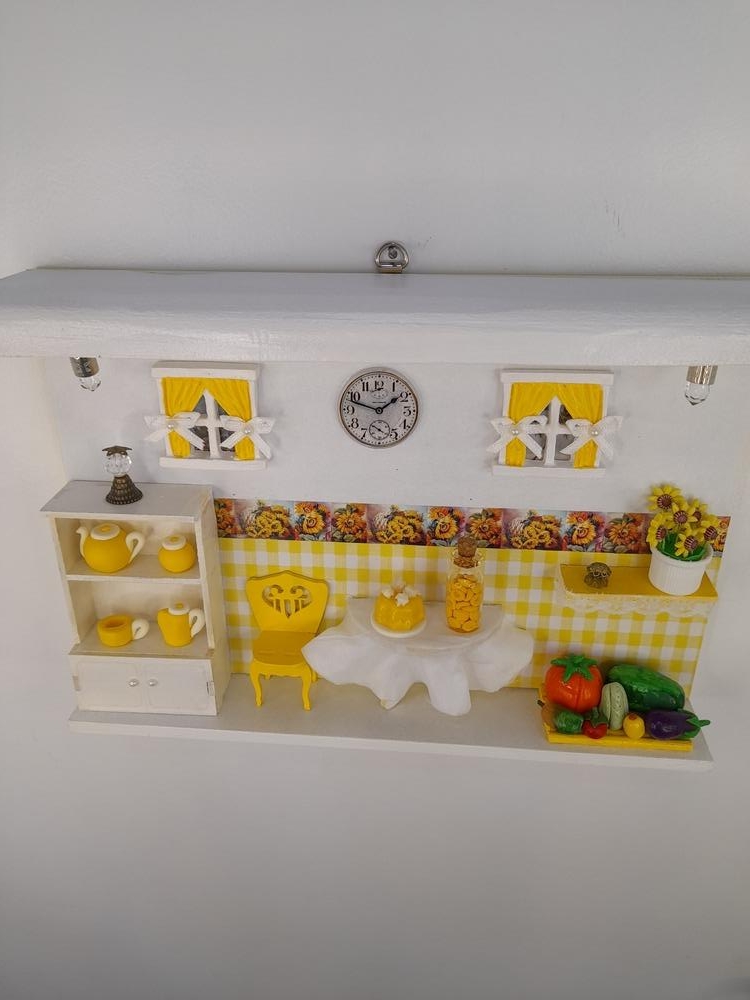 Porta Chave de Madeira Branco e Amarelo com Miniatura