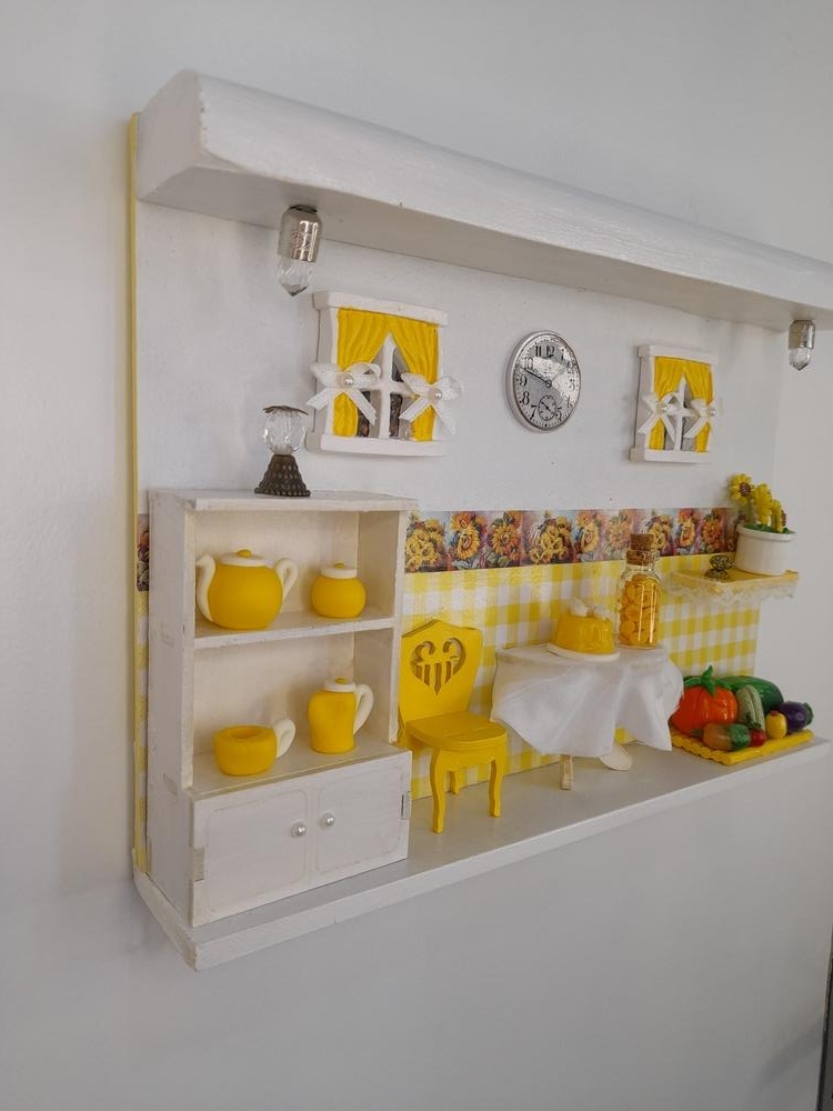 Porta Chave de Madeira Branco e Amarelo com Miniatura