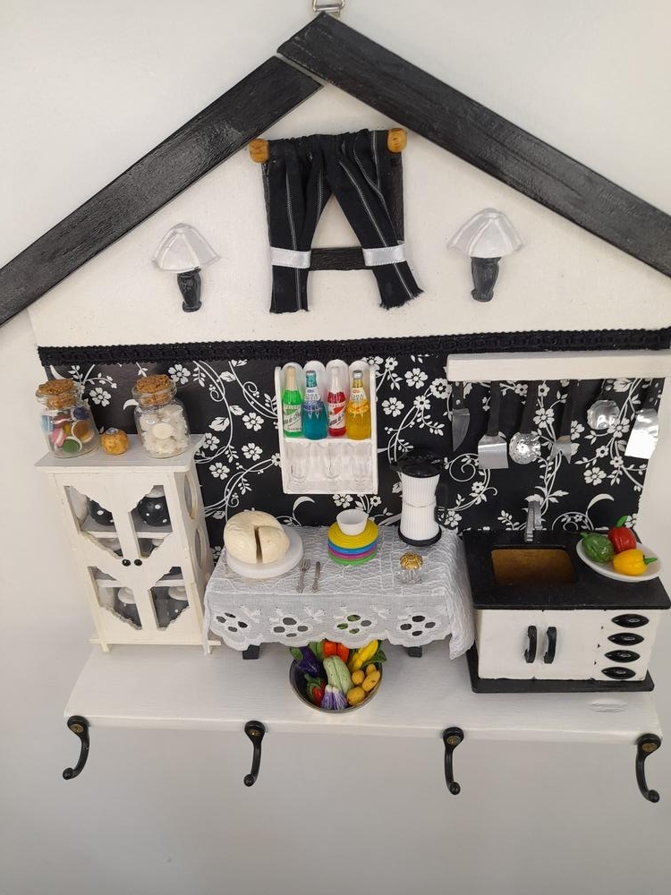 Porta Chave Casa Preto e Branco com Miniatura