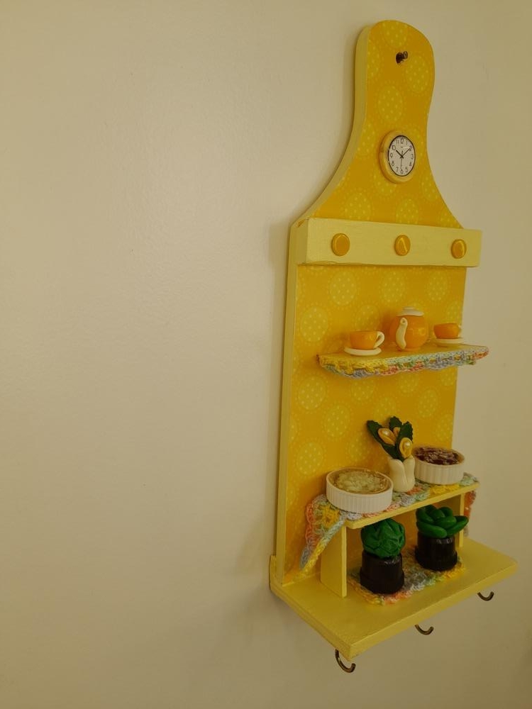 Porta Chave de Madeira Amarelo Decorado com Miniaturas