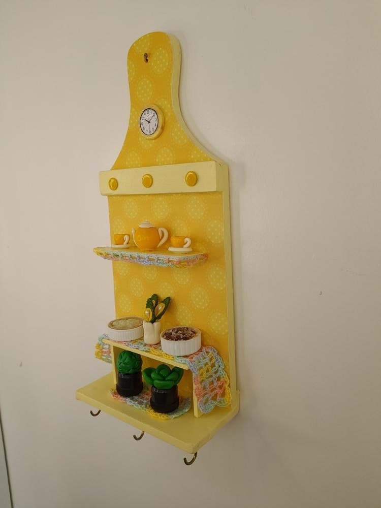 Porta Chave de Madeira Amarelo Decorado com Miniaturas