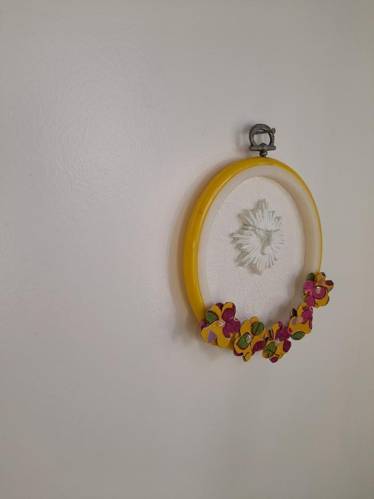 Divino com Aro Branco e Amarelo Decorado com Flores