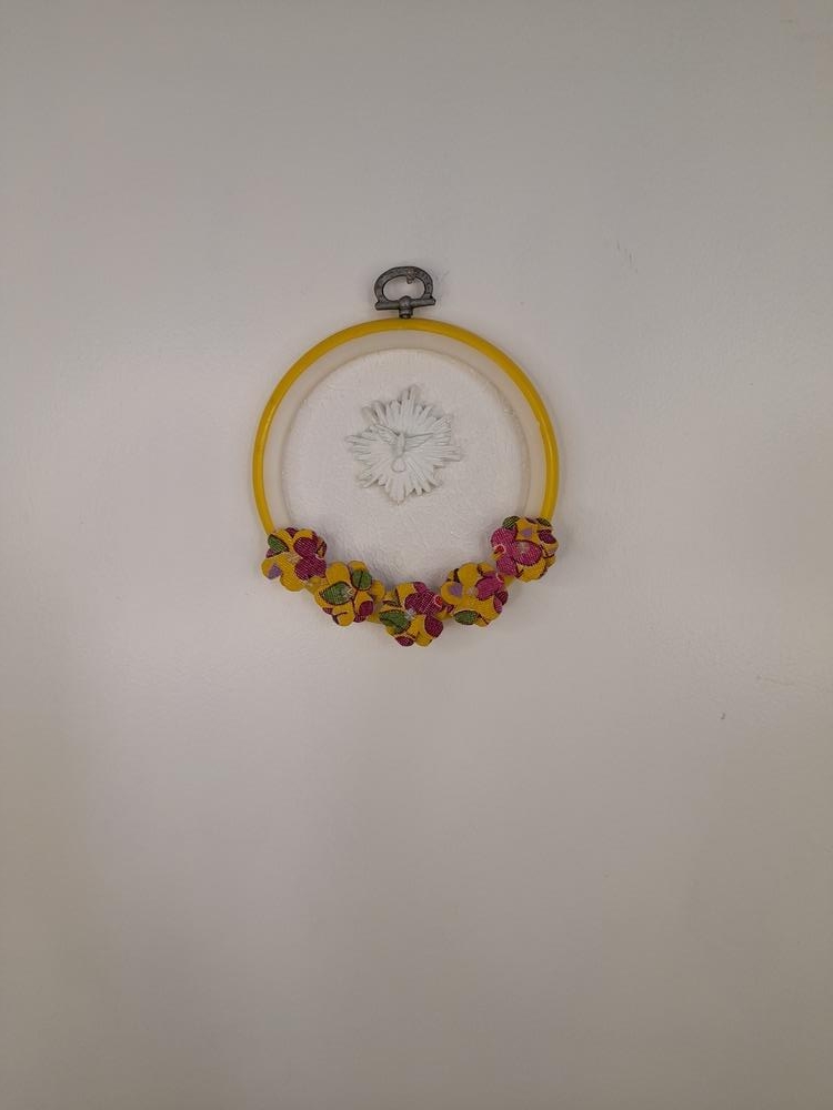 Divino com Aro Branco e Amarelo Decorado com Flores