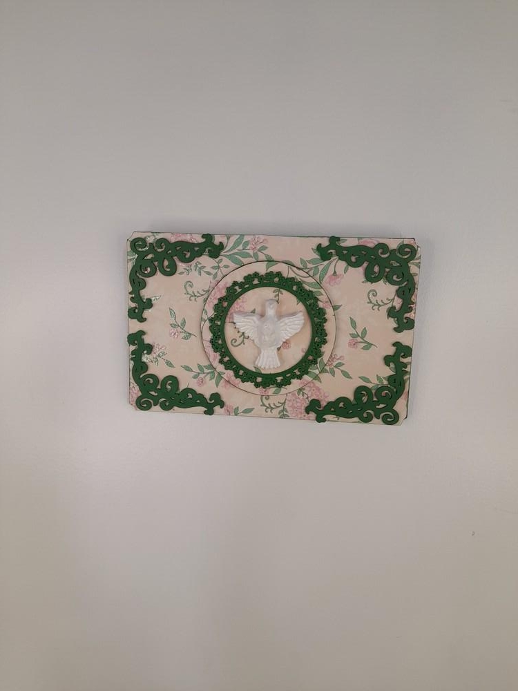 Divino em Quadro de mdf Verde com Fundo Floral