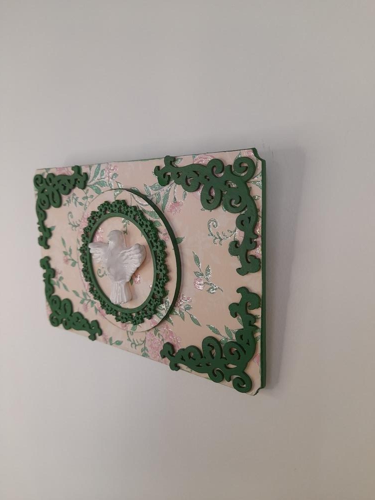 Divino em Quadro de mdf Verde com Fundo Floral