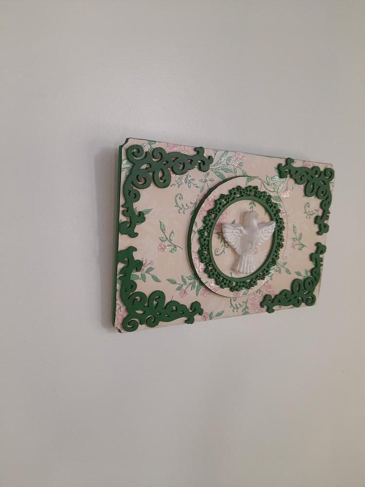 Divino em Quadro de mdf Verde com Fundo Floral