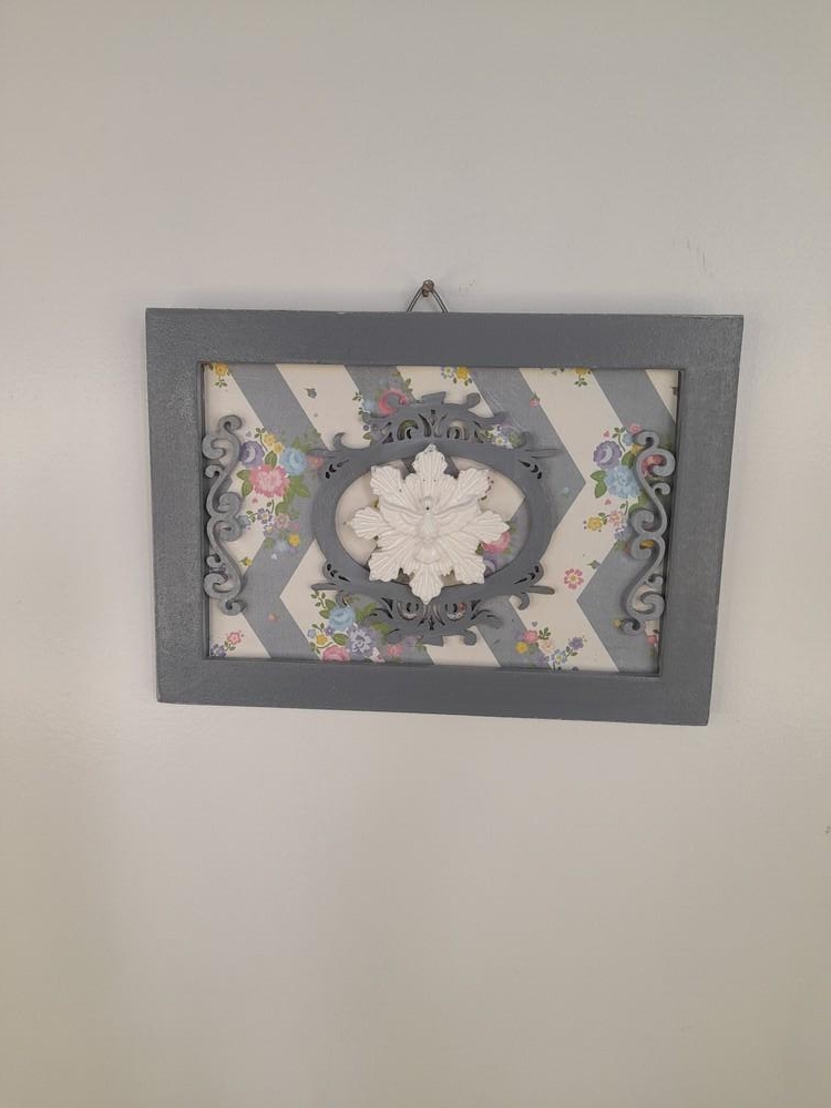 Placa em mdf com Divino Espirito Santo Pintado de Cinza