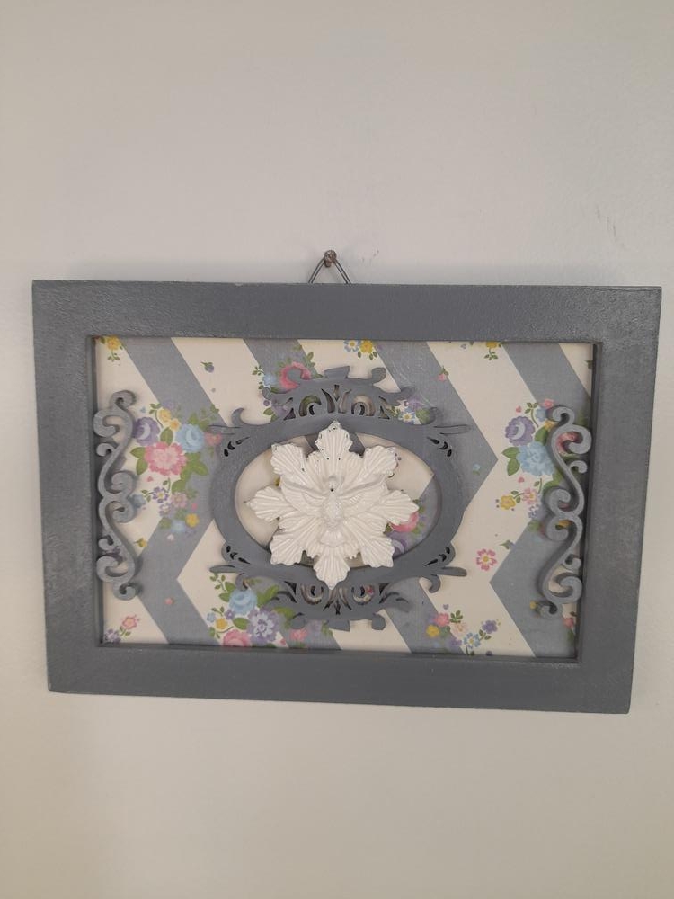 Placa em mdf com Divino Espirito Santo Pintado de Cinza