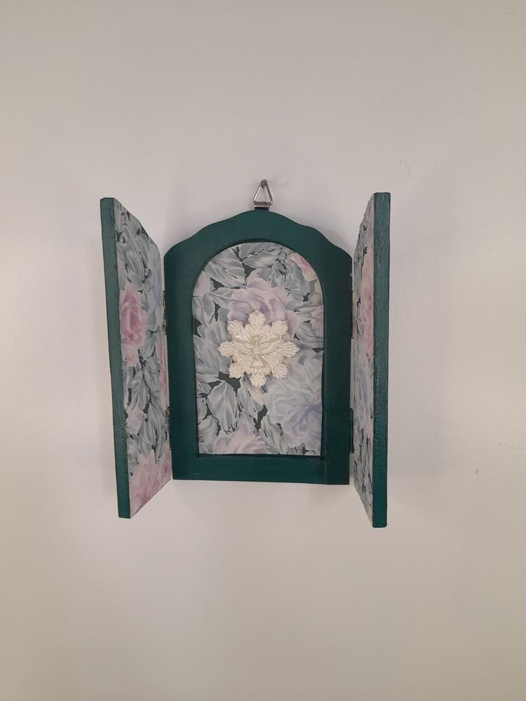 Oratório em mdf Pintado de Verde Estampa Floral com Divino