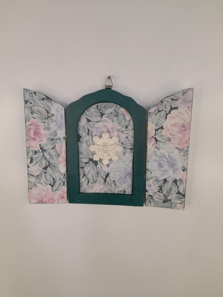 Oratório em mdf Pintado de Verde Estampa Floral com Divino