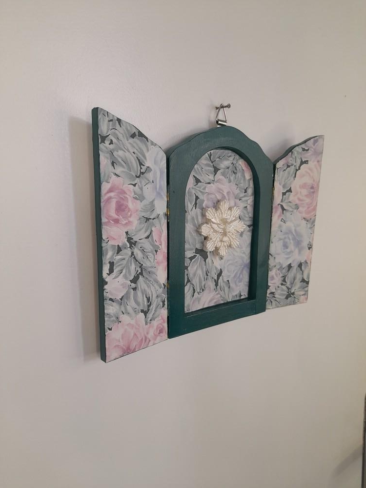 Oratório em mdf Pintado de Verde Estampa Floral com Divino