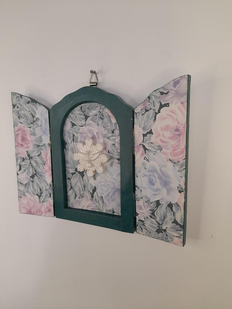 Oratório em mdf Pintado de Verde Estampa Floral com Divino