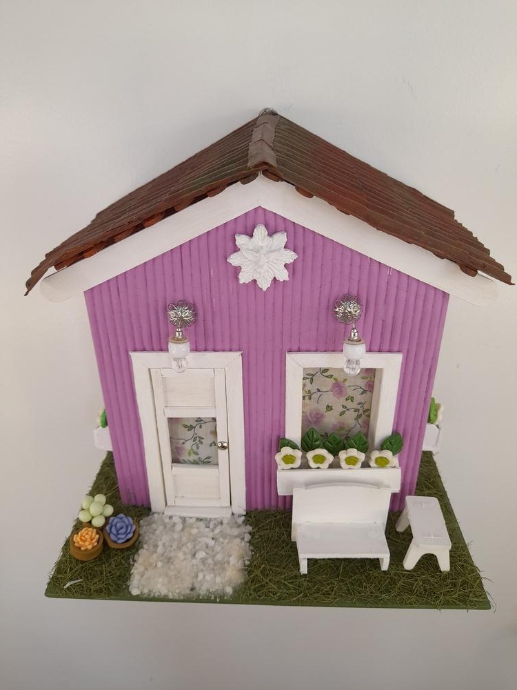 Cenário de Casa Branca e Lilás com Miniaturas