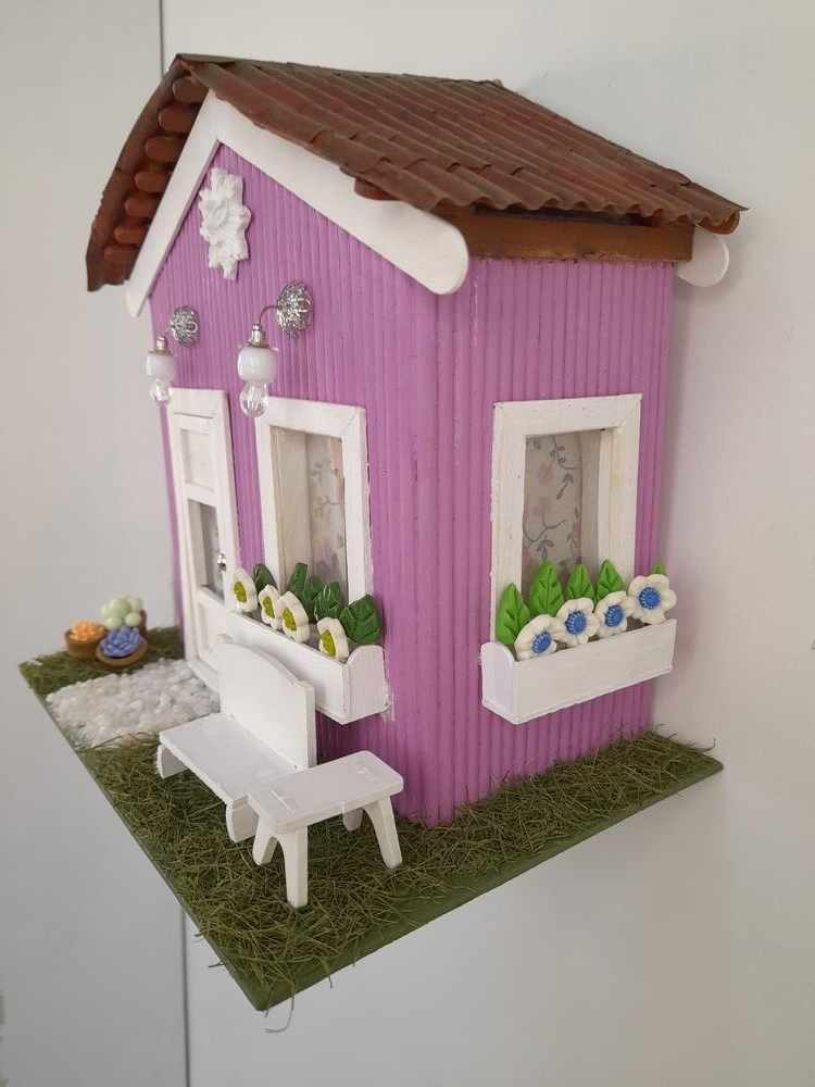 Cenário de Casa Branca e Lilás com Miniaturas