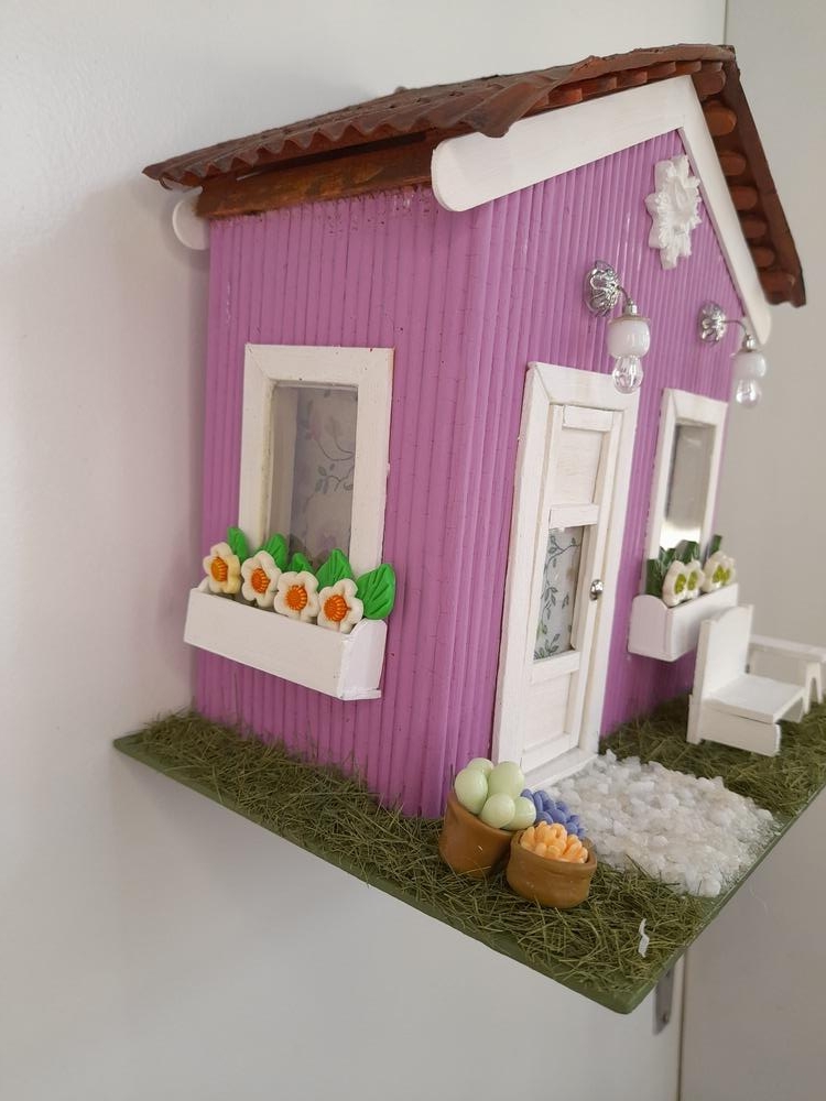 Cenário de Casa Branca e Lilás com Miniaturas