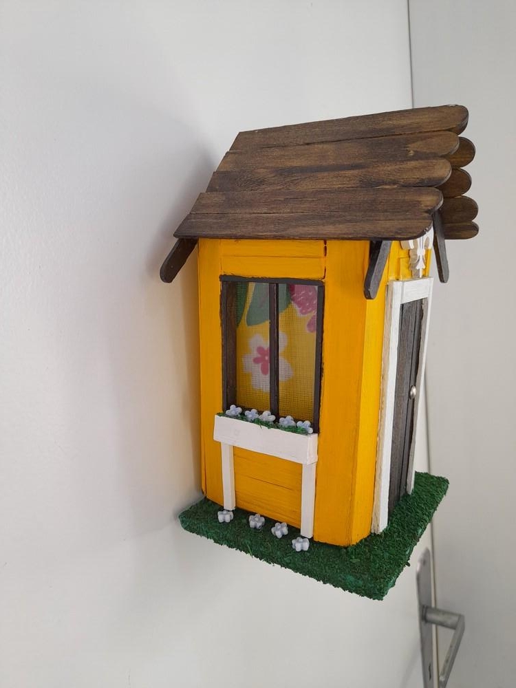 Cenário de Mini Casa Amarelo e Branca