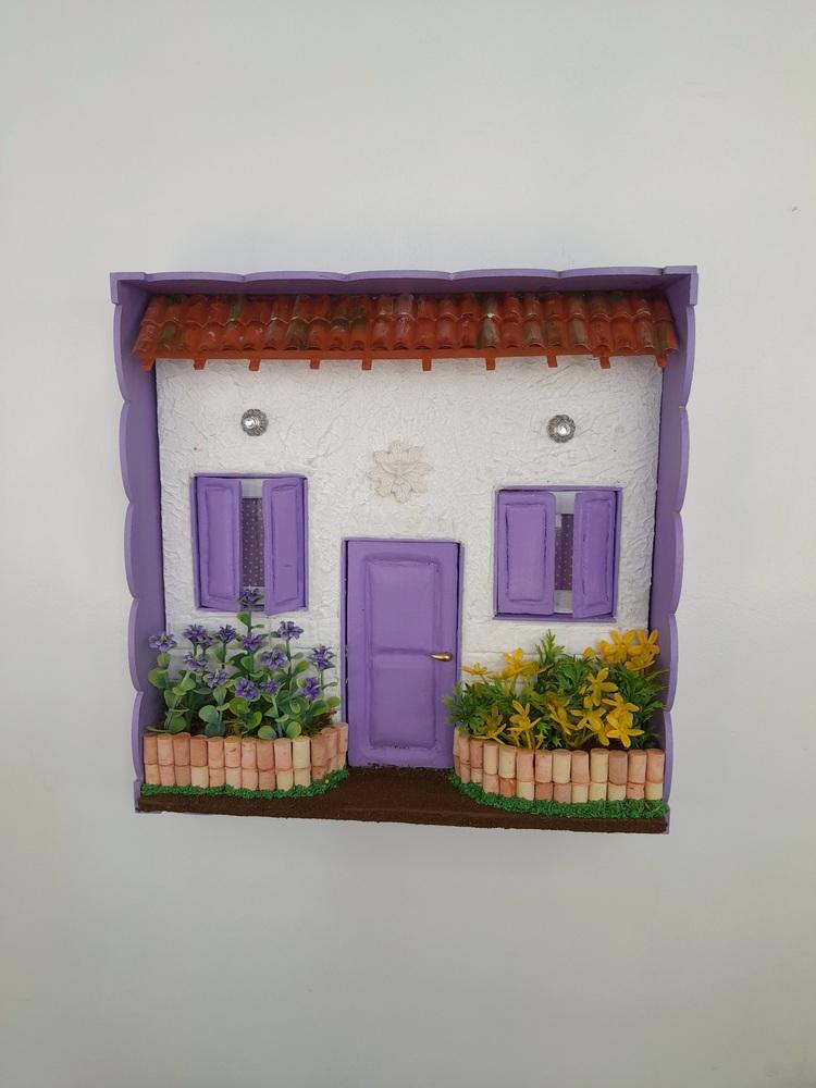 Quadro Cenário Frente de Casa Branco e Lilás com Miniatura