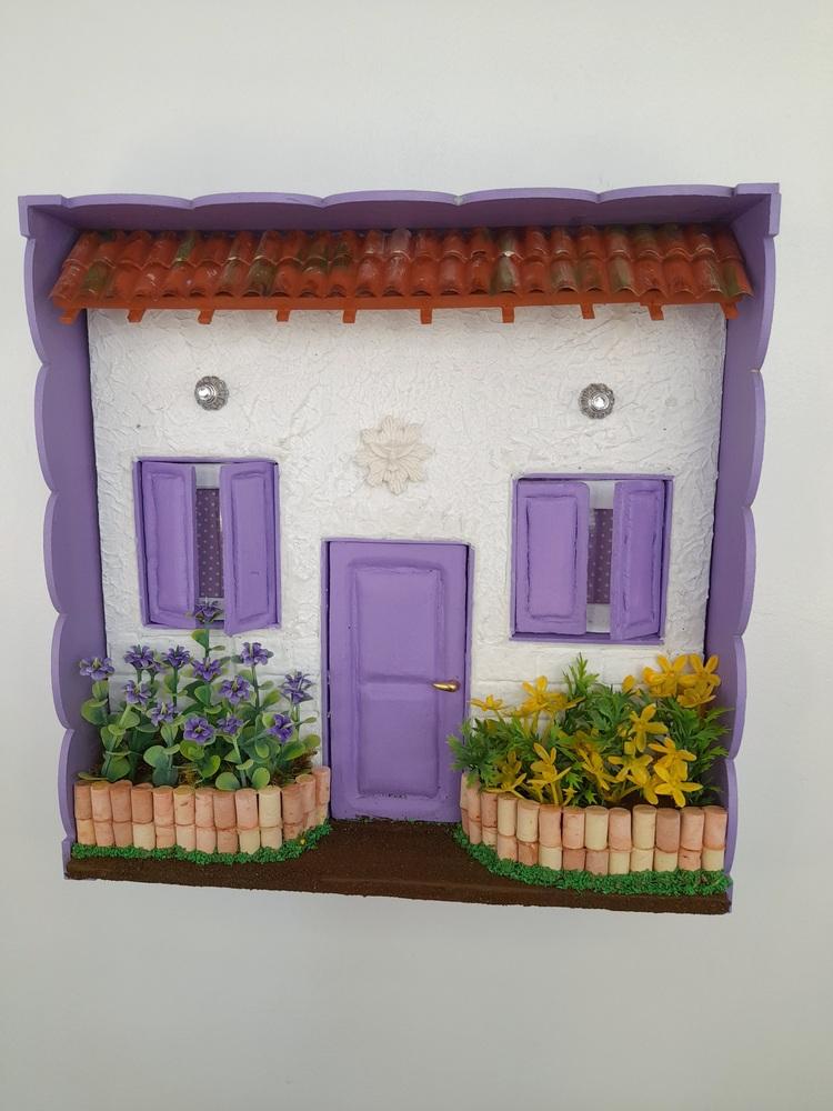 Quadro Cenário Frente de Casa Branco e Lilás com Miniatura