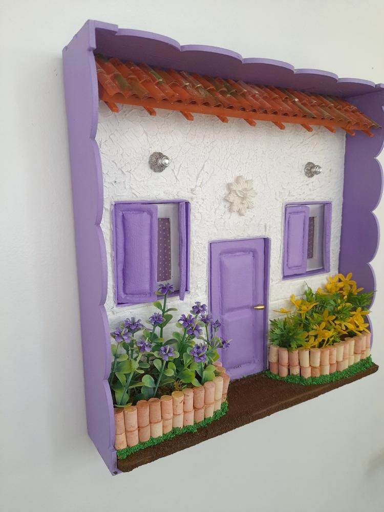 Quadro Cenário Frente de Casa Branco e Lilás com Miniatura