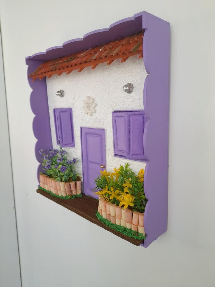 Quadro Cenário Frente de Casa Branco e Lilás com Miniatura