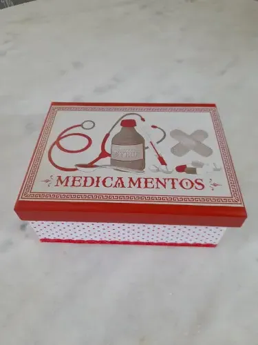 Caixa em mdf para remédio pintada de vermelha e branca , sem divisória , decorado com miniaturas de remédios , ótimo para guardar seus medicamentos e afins .