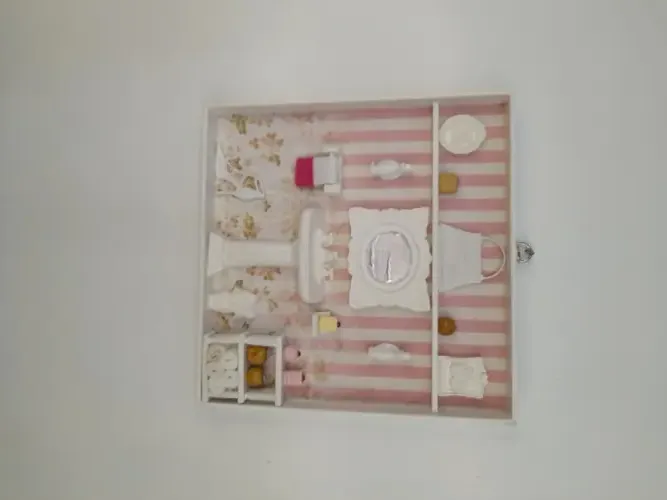 Quadro para Lavabo em mdf Branco Fundo Listrado Rosa