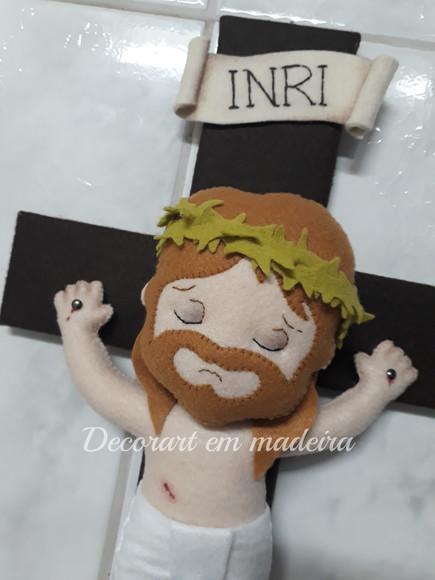 Jesus na cruz boneco decoração feltro