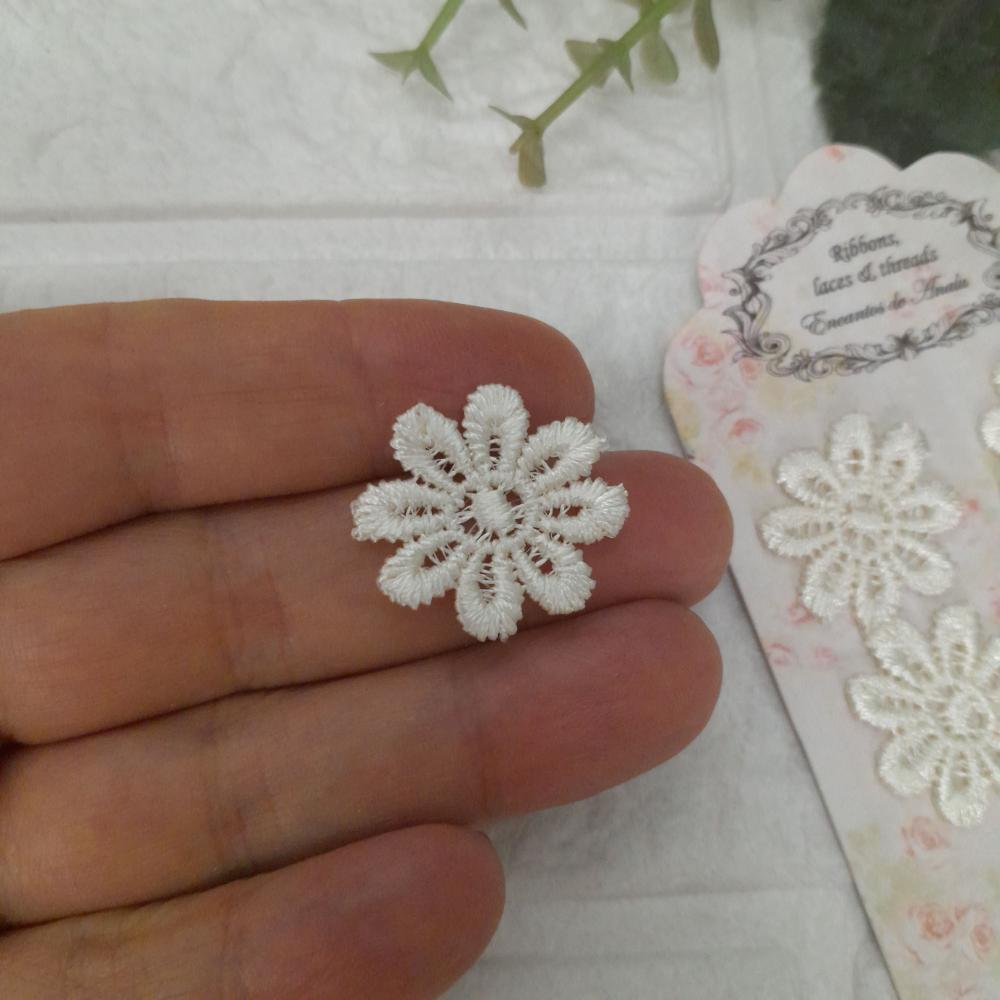 Aplique estilo Florzinha de Guipir cor marfim - cartela com 6 uni