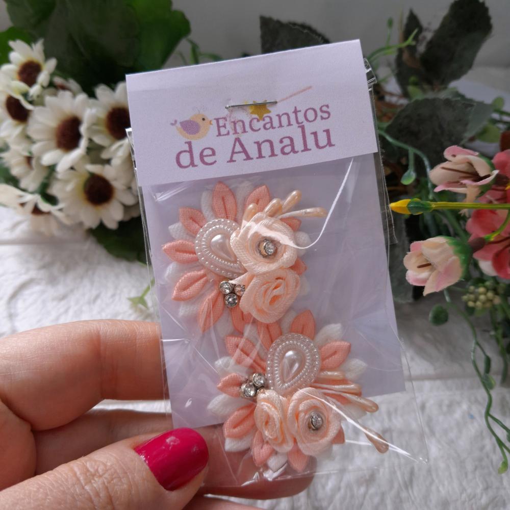 Aplique de Flores Artesanais Estilizadas com Miolos Exclusivos