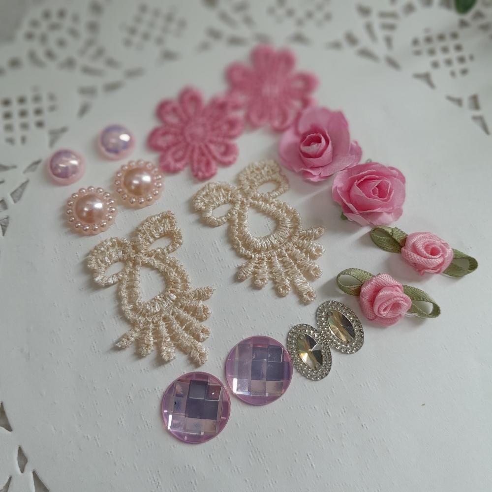 Kit de Embellishments para Artesanato e Scrapbook - Tons rosa e b