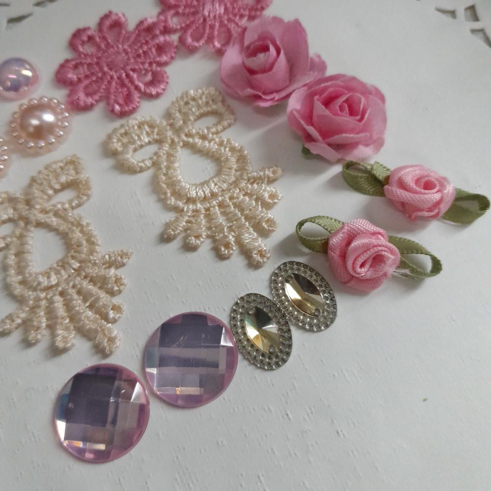 Kit de Embellishments para Artesanato e Scrapbook - Tons rosa e b