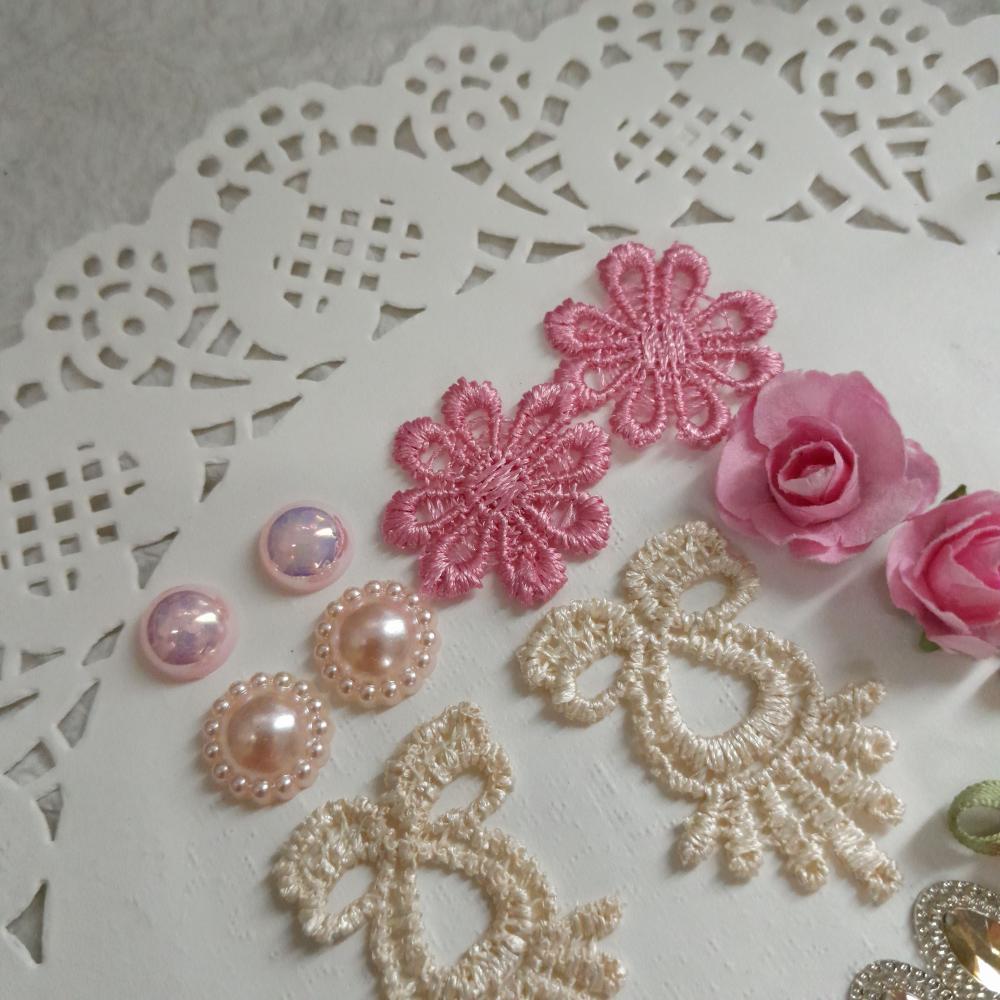 Kit de Embellishments para Artesanato e Scrapbook - Tons rosa e b