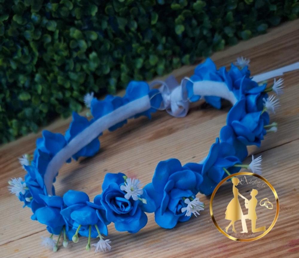 Coroa azul com Detalhes de florzinhas brancas