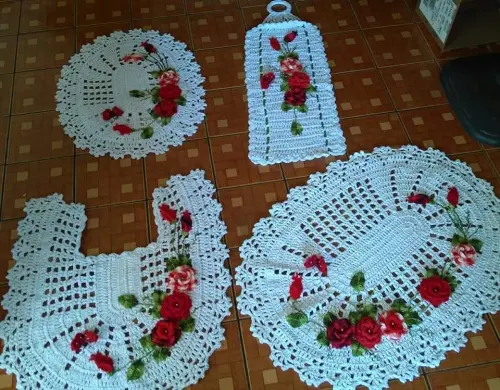 jogo oval com flores e joaninhas